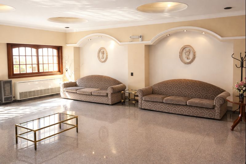 Salón Da Vinci — ambiente estilo americano con jardín interno y pisos en mármol