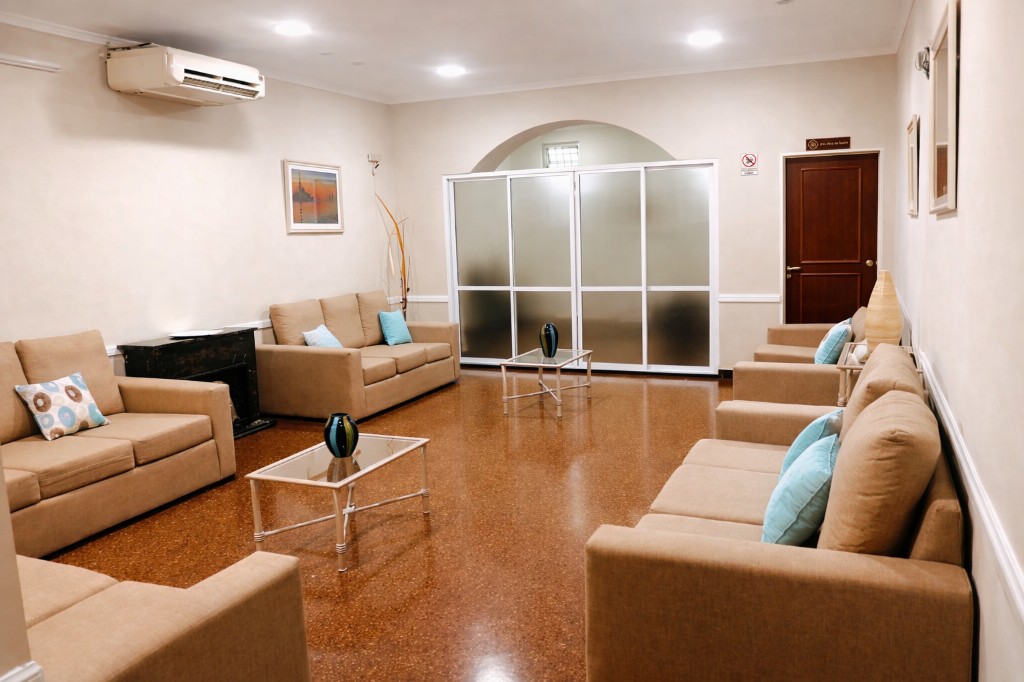 Salón Monet — sala velatoria en planta baja con patio interno y sillones confortables